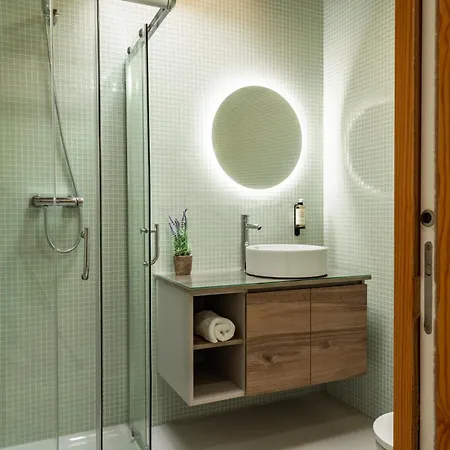 Hall Apartment *